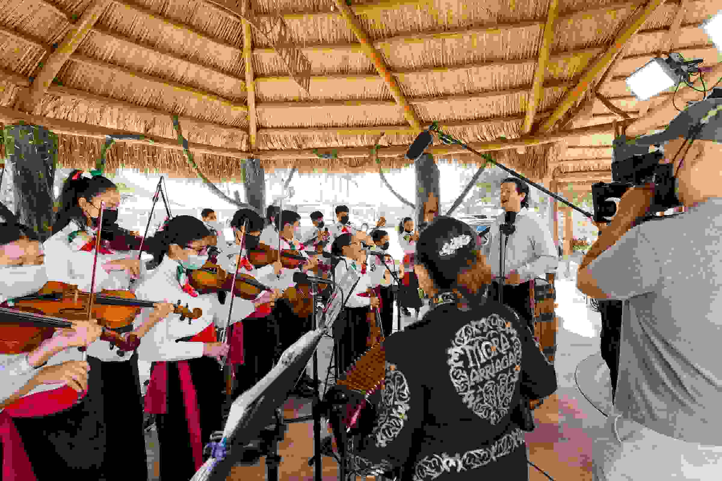 Arturo Chacón-Cruz performed in San Francisco Opera’s In Song series, which featured singers in their home environments presenting songs that inspired their careers. Also shown: Judith Mora-Arriaga on accordion and students from the Homestead- Miami Mariachi Conservatory